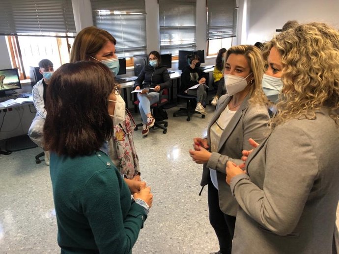 La alcaldesa de Alcalá de Guadaíra, Ana Isabel Jiménez, ha visitado los cursos que se imparten en el San Francisco de Paula, acompañada por la delegada de Formación y Empleo, Rocío Bastida.
