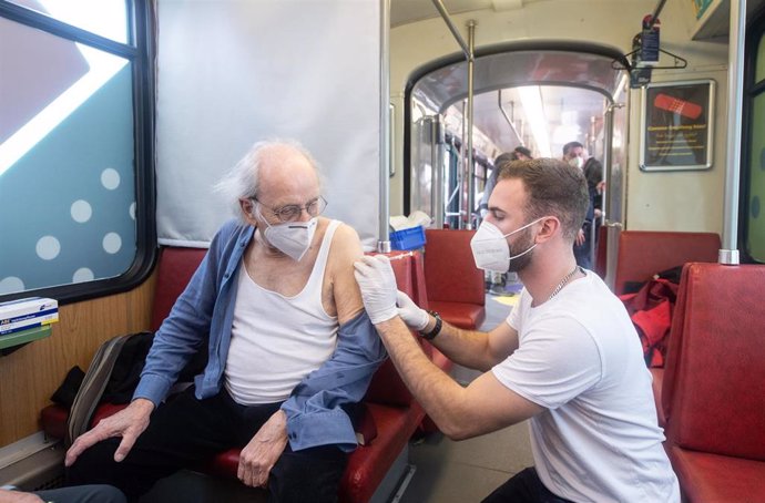 04 November 2021, Hessen, Frankfurt_Main: An 85-year-old man gets a booster vaccine jab inside the Vaccination Tram in Frankfurt.