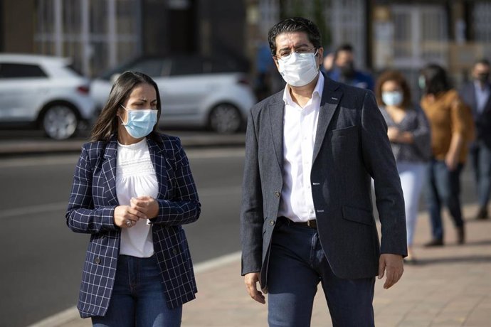 La alcaldesa de El Tanque, Esther Morales, y el presidente del Cabildo de Tenerife, Pedro Martín