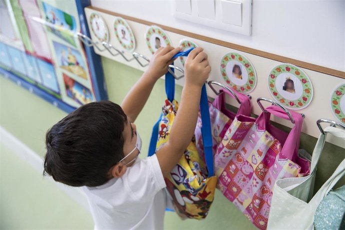 Archivo - Un alumno del CEIP de Educación Infantil y Primaria Al-Andalus durante el inicio del curso escolar 2021-2022 en Utrera (Sevilla)