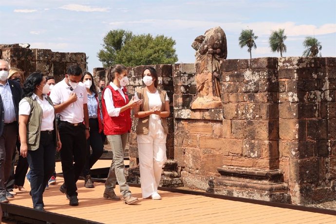 La Reina Letizia y la primera dama de Paraguay, Silvana López, durante la visita a antiguas misiones jesuitas en Encarnación