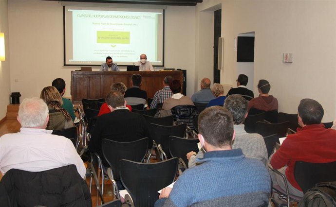 Un momento del encuentro entre el director general de Administración Local y Despoblación, Jesús María Rodríguez, con alcaldes de de los municipios de la comarca de Sangüesa y los valles del Pirineo oriental