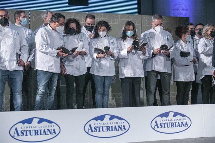 Varios chefs posan durante la presentación del libro de Central Lechera Asturiana '50 chefs asturianos cocinan con nuestros quesos'