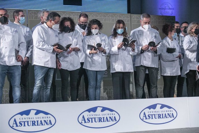 Varios chefs posan durante la presentación del libro de Central Lechera Asturiana '50 chefs asturianos cocinan con nuestros quesos', en el International Cheese Festival de Oviedo en el Auditorio de Palacio de Congresos Calatrava, a 4 de noviembre de 202