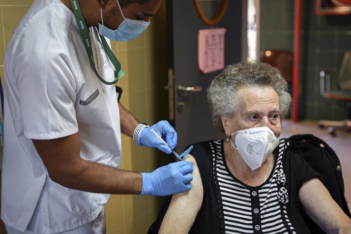 Una mujer recibe una dosis de la vacuna contra la gripe, en el Centro de Salud Plaza Segovia, a 27 de octubre de 2021, en Valencia, Comunidad Valenciana (España). 
