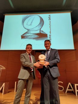 Joseba Madariaga Ibarra, recibe el PREMIO ekonomistak SARIA 2021 de Iñaki Ruiz Manzano Presidente del Colegio Vasco de Economistas.