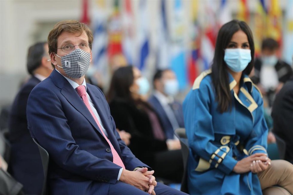 El alcalde de Madrid, José Luis Martínez-Almeida, conversa con la vicealcaldesa de Madrid, Begoña Villacís,.