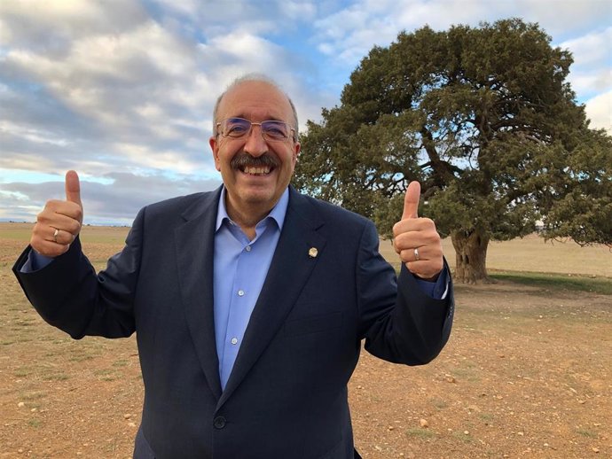 El presidente de la DPT, Manuel Rando, pide votos para la sabina de Blancas, con el fin de lograr la candidatura española a Árbol Europeo 2022
