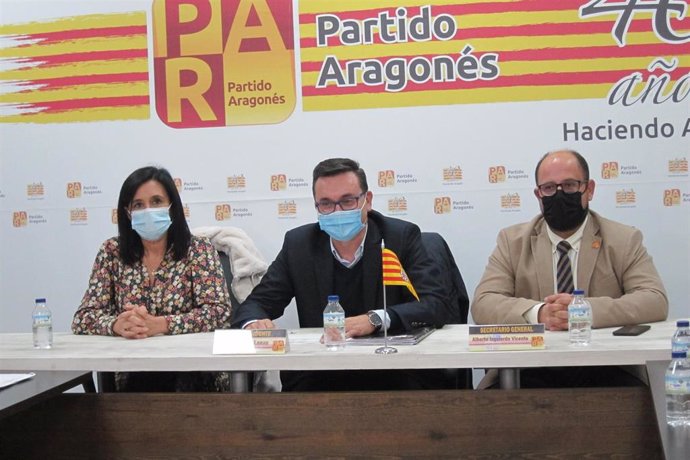 La presidenta intercomarcal del PAR en Zaragoza, Carmen Herrero, el vicepresidente del PAR, Roque Vicente, y secretario general, Alberto Izquierdo.