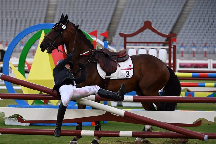 Archivo - 06 August 2021, Japan, Tokyo: Germany's Annika Schleu falls after her horse refused to jump during the Women's Individual Riding Show Jumping round of the Modern Pentathlon at Tokyo Stadium during the Tokyo 2020 Olympic Games. Photo: Marijan M