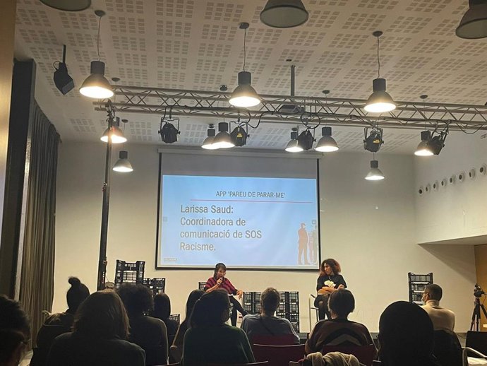 La coordinadora de comunicación de SOS Racisme, Larissa Saud, durante la presentación
