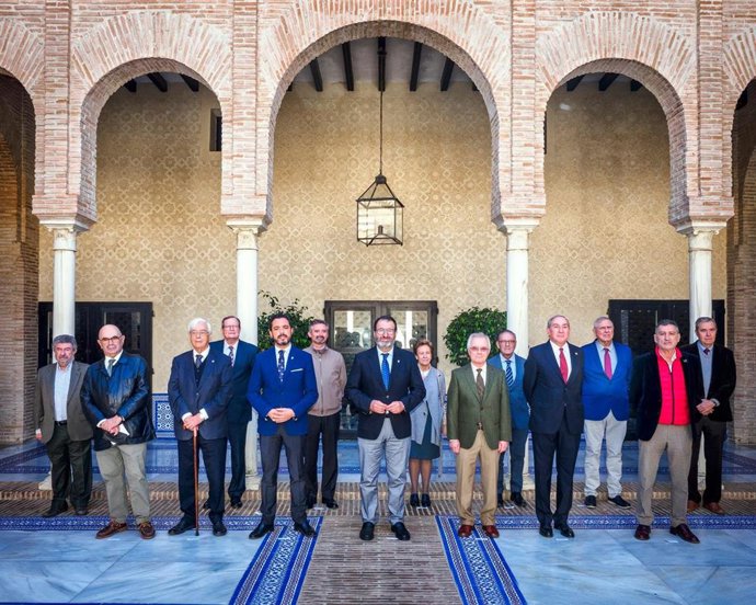 El alcalde con los miembros del consejo