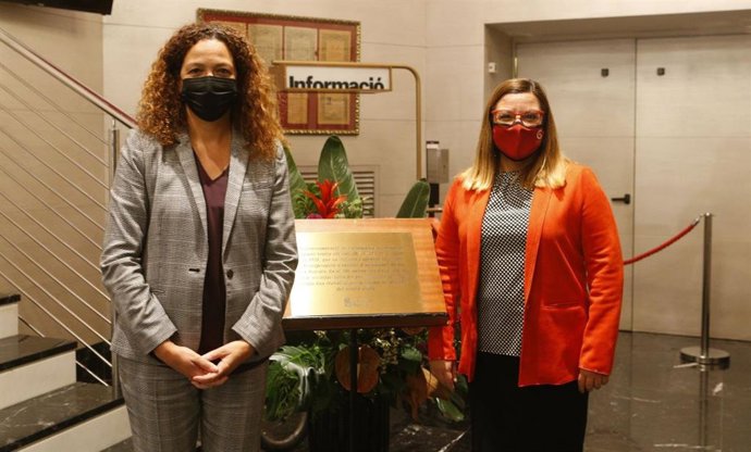 La presidenta del Consell de Mallorca, Catalina Cladera, y la vicepresidenta y consellera insular de Cultura, Patrimonio y Política Lingüística, Bel Busquets.