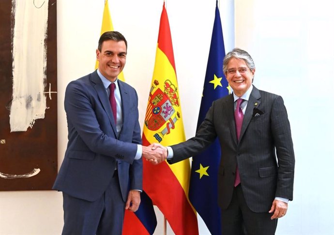El presidente del Gobierno, Pedro Sánchez, junto a su homólogo de Ecuador, Guillermo Lasso.