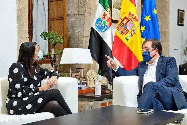 Fernández Vara se reúne con la presidenta de Ciudadanos, Inés Arrimadas, en Mérida