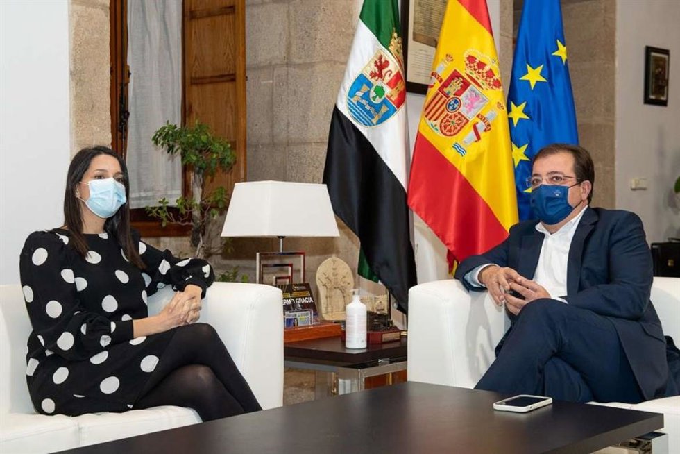 El presidente de la Junta de Extremadura, Guillermo Fernández Vara, y la presidenta de Ciudadanos, Inés Arrimadas, en un encuentro en Mérida