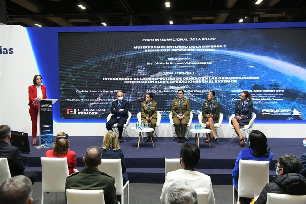 La ministra de Industria, Comercio y Turismo, Reyes Maroto, durante la inauguración del 'II Foro Internacional de la Mujer' celebrado este jueves en el marco de FEINDEF 21.