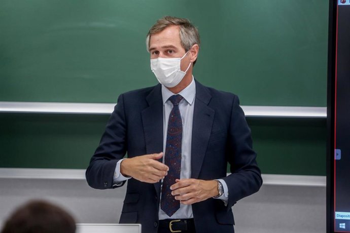 El vicesecretario de Territorial del PP, Antonio González Terol, mientras imparte la conferencia Los grupos de interés: Función y Regulación, en el CEU Institute for Advanced Management, a 15 de octubre de 2021, en Madrid (España).