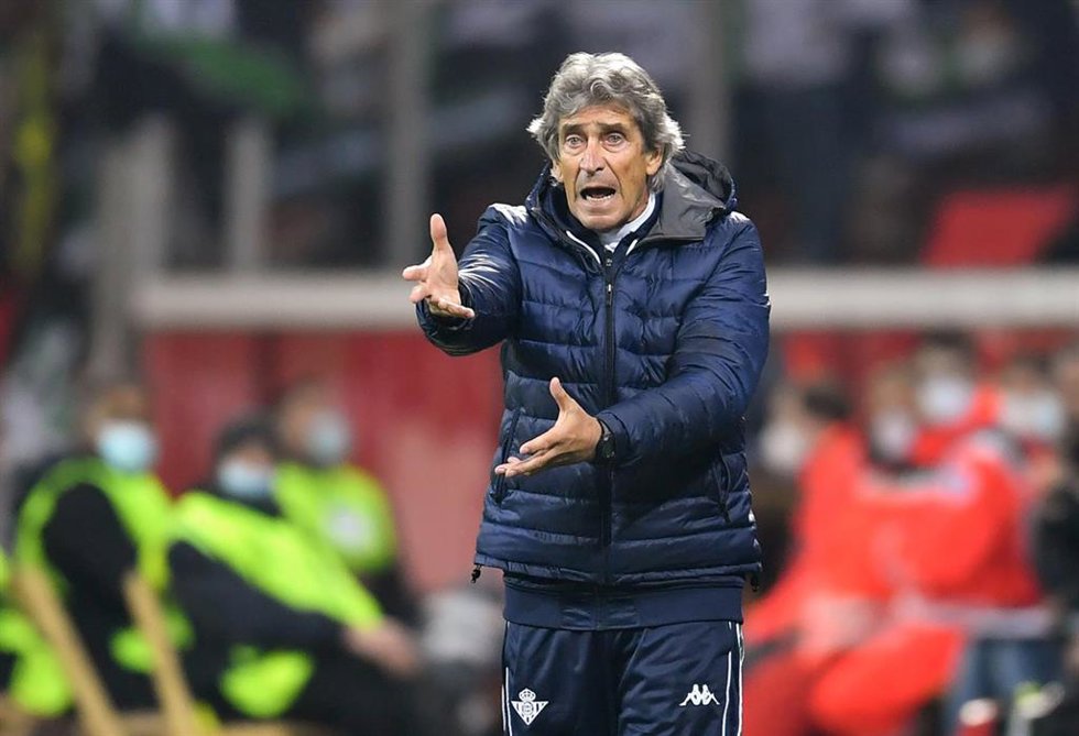 Manuel Pellegrini, técnico del Betis, da instrucciones a su equipo en la visita al Bayer Leverkusen