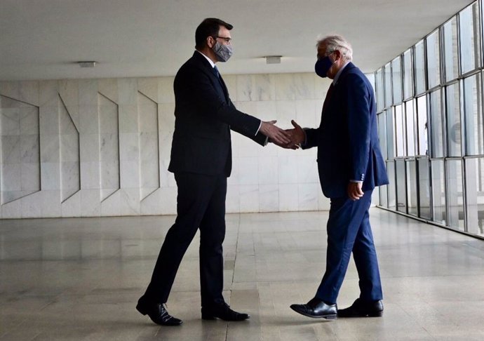 El Alto Representante de la UE para la Política Exterior, Josep Borrell (d), junto con el ministro de Exteriores brasileño, Carlos Frana (i)