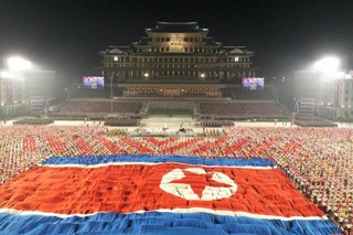 Archivo - Una imagen facilitada por la agencia estatal de noticias de Corea del Norte (KCNA) el 09 de septiembre de 2021, muestra a soldados norcoreanos desplegando una bandera de Corea del Norte durante un desfile militar en la plaza Kim Il-sung para cel