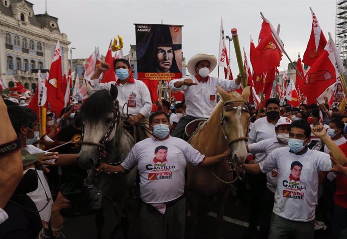 Archivo - El candidato de Perú Libre, Pedro Castillo, (con sombrero) acudiendo a lomos de un caballo a un mitín electoral en Lima, junto a los partidarios de su formación.