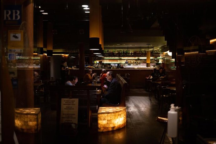 Interior de un bar en una calle céntrica de Barcelona. Foto de archivo.