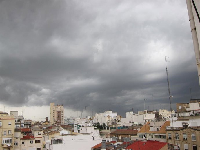 Archivo - Tormenta, lluvia y nubes en Valncia                               
