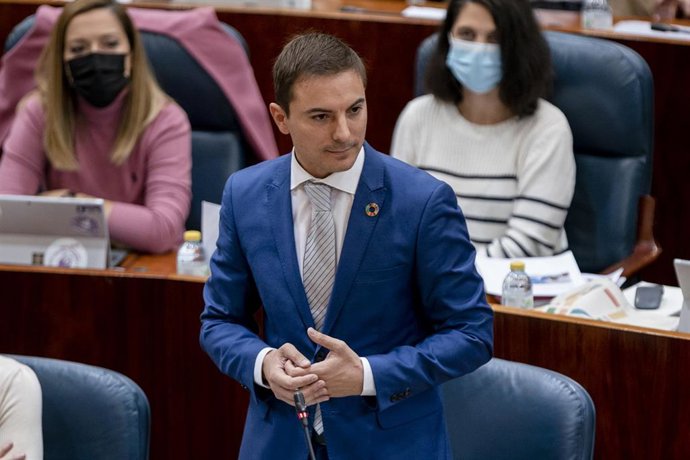 El portavoz del PSOE en la Asamblea de Madrid, Juan Lobato, durante una sesión de control al Gobierno regional en la Asamblea, a 4 de noviembre de 2021, en Madrid.