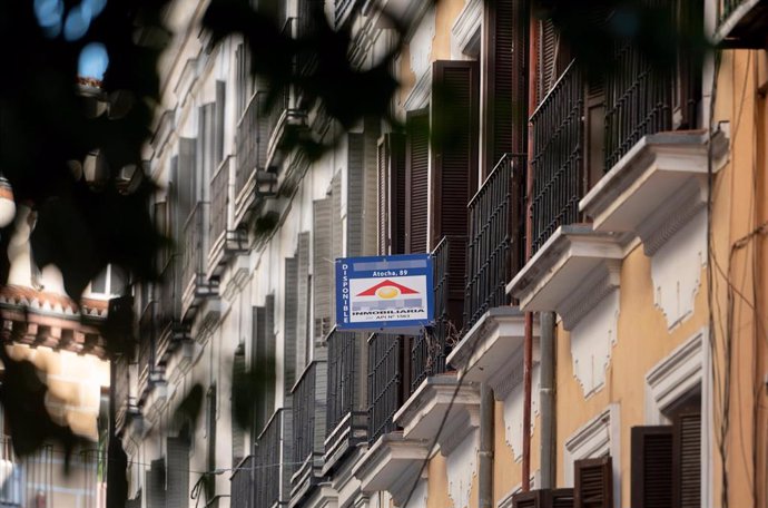Cartel de venta en un edificio de Madrid, en una imagen de archivo.