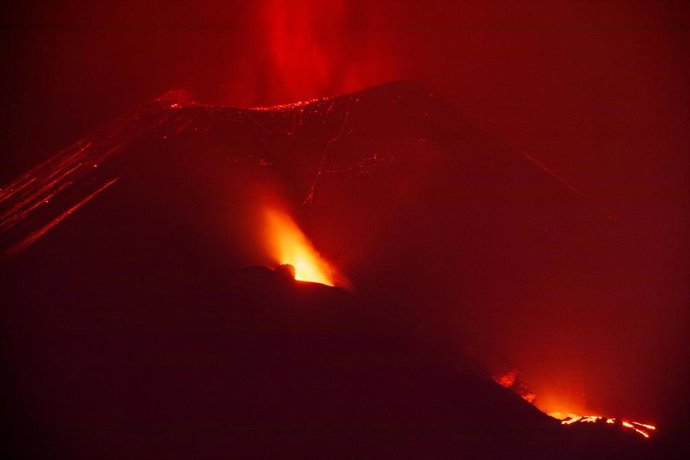 La nube de ceniza sobre el volcán en Los Llanos de Aridane, La Palma