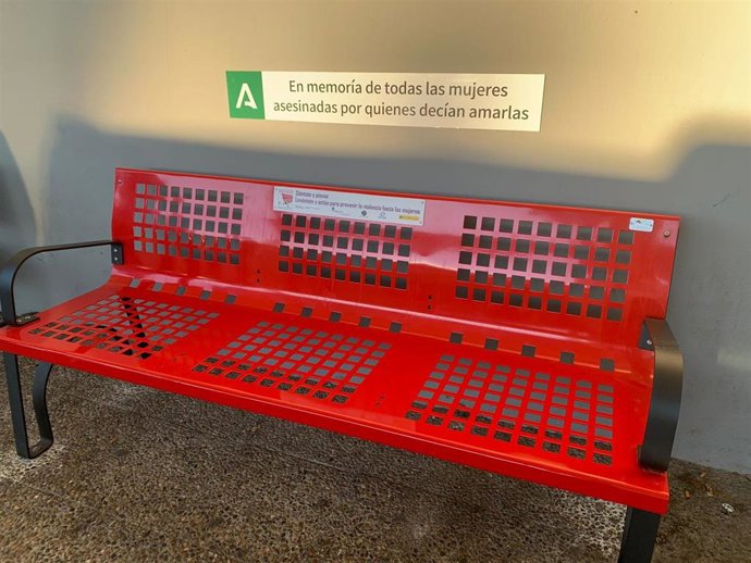 El Hospital Virgen de la Victoria se adhiere al proyecto internacional 'Banco Rojo' contra la violencia de género