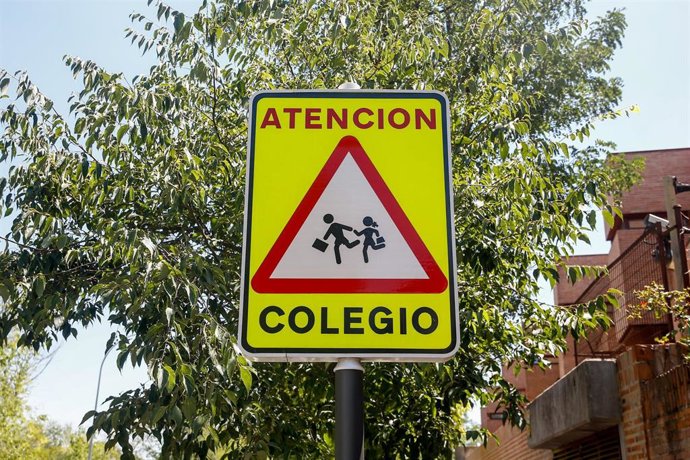 Archivo - Señal de peligro 'atención colegio'.