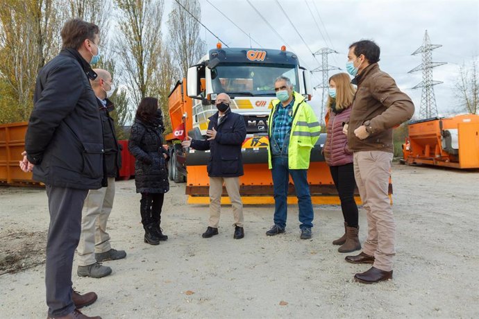 El consejero de Cohesión Territorial, Bernardo Ciriza, visita el centro de conservación de carreteras de Pamplona para conocer el plan de vialidad invernal