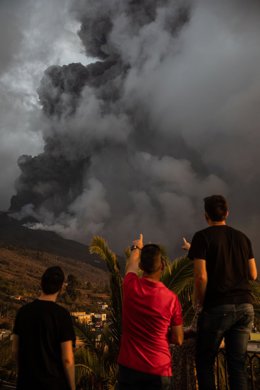 Un grupo de personas observa la erupción del volcán de Cumbre Vieja desde el mirador de Tajuya