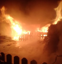 Incendio en un patio de una casa de La Overuela, en Valladolid.