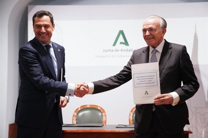 Juanma Moreno (i.) e Isidro Fainé, en la firma del convenio