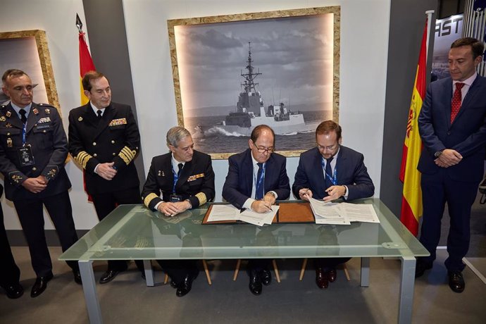 Firma de la orden de ejecución del Buque de Acción Marítima de Intervención Subacuática (BAM-IS)  entre el Ministerio de Defensa y Navantia.