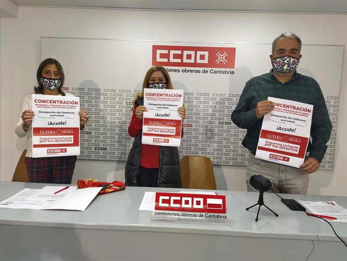 Los secretarios generales de las federaciones de Servicios a la Ciudadanía, Sanidad y Enseñanza de CC.OO, David Estévez, Arantxa Cossío (izda) y Conchi Sánchez, respectivamente, con el cartel de la movilización del día 10 en favor del empleo público