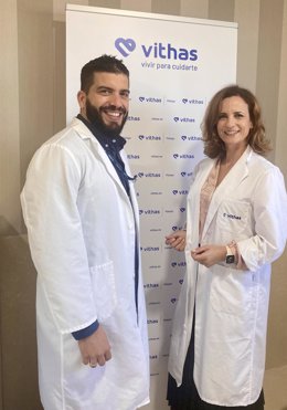 El coordinador de matronas del Hospital Vithas Málaga, Juan Javier Oliva, y María José Ruíz Sanz, responsable de educación maternal
