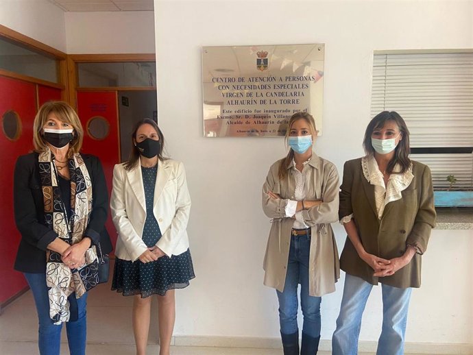 Marta Páez, psicológa del centro; María del Carmen León Directora de la unidad del centro de día; María del Carmen Molina Heredia Concejala de Igualdad y politicas sociales, junto a la delegada territorial de Igualdad, María Dolores Fernández