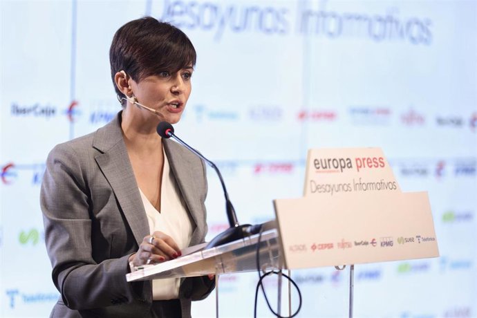 La ministra de Política Territorial y portavoz del Gobierno, Isabel Rodríguez, interviene en un Desayuno Informativo de Europa Press, en el Auditorio Meeting Place, a 4 de noviembre de 2021, en Madrid, (España).