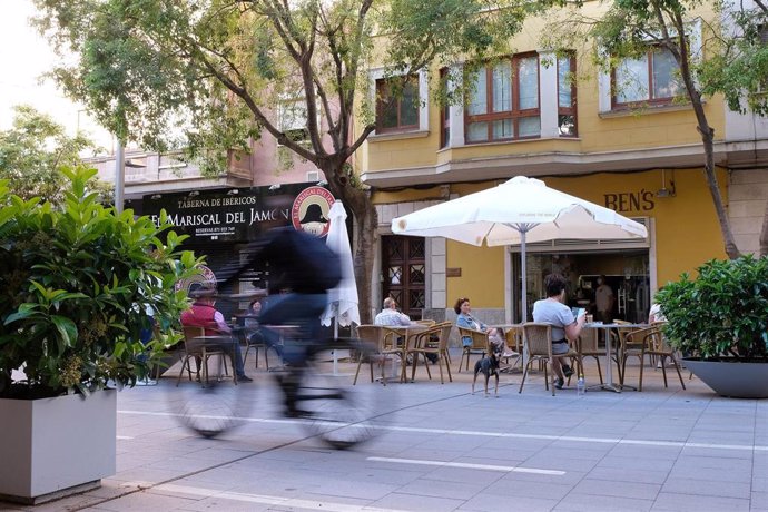 Archivo - Clientes en una terraza de Palma de Mallorca.