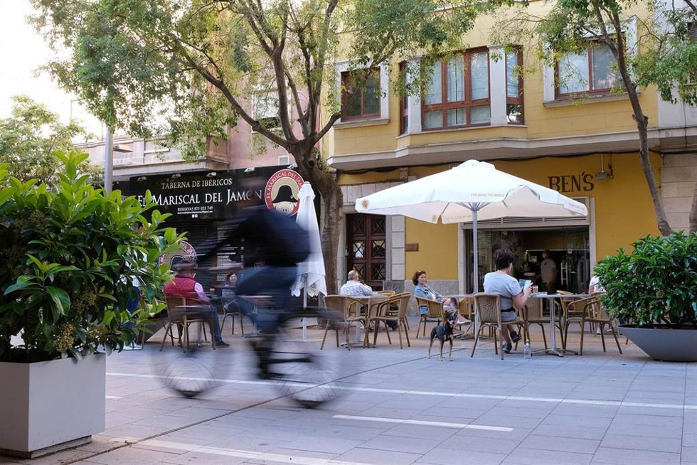 Archivo - Clientes en una terraza de Palma de Mallorca.