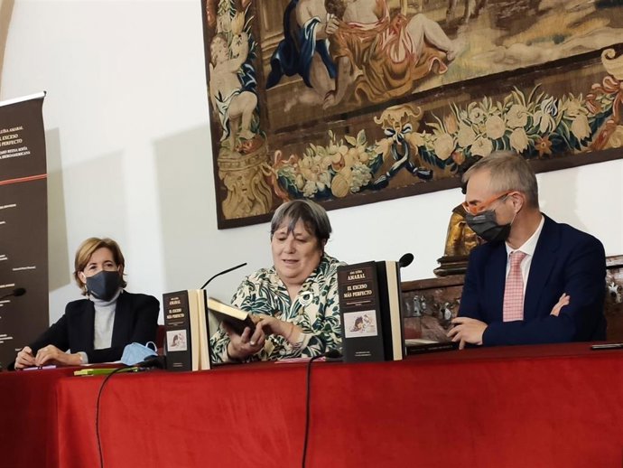 La premiada Ana Luisa Amaral, centro, junto al rector de la USAL, Ricardo Rivero, y la presidenta del Consejo de Administración de Patrimonio Nacional, Ana de la Cueva, en la Casa Museo Unamuno de Salamanca.