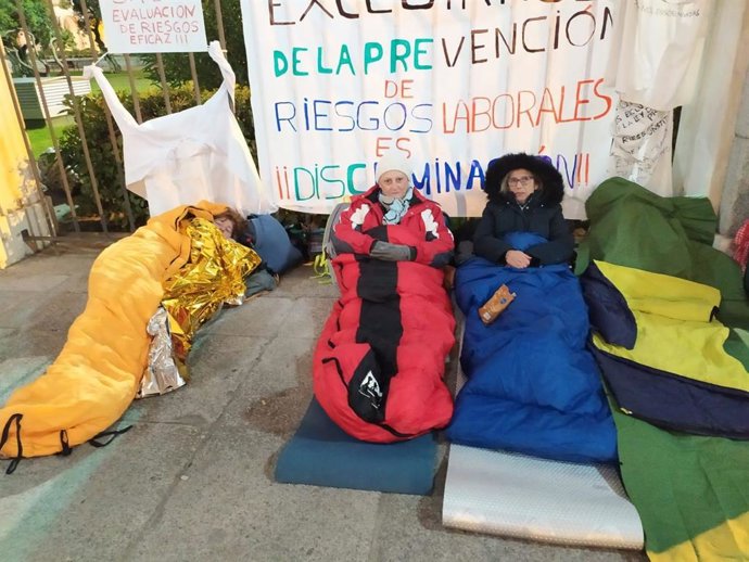 Trabajadoras de Ayuda a Domicilio, acampadas ante la sede del Ministerio de Trabajo, en Madrid, para pedir mejores condiciones laborales.