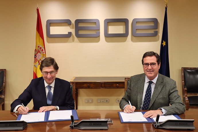 El presidente de CaixaBank, José Ignacio Goirigolzarri, y el presidente de la Confederación Española de Organizaciones Empresariales (CEOE), Antonio Garamendi, en el momento de la firma.