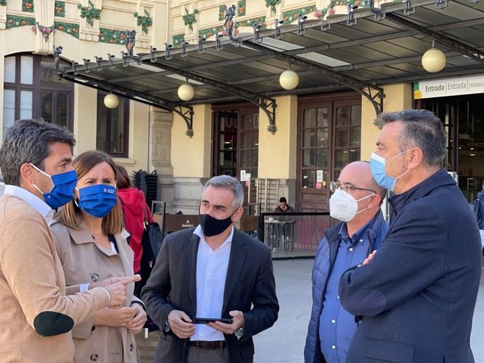 El presidente del Partido Popular de la Comunitat Valenciana, Carlos Mazón, (1i) en la Estación del Nord de Valncia.