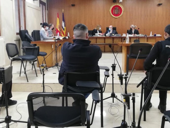 El acusado de intentar matar a un hombre a puñaladas en una vivienda en Llucmajor, sentado para el juicio en la Audiencia Provincial.
