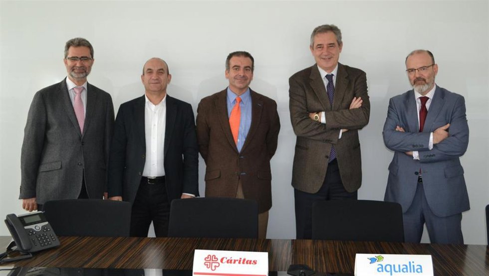 Imagen de archivo de la firma del convenio entre Aqualia y Cáritas en 2016